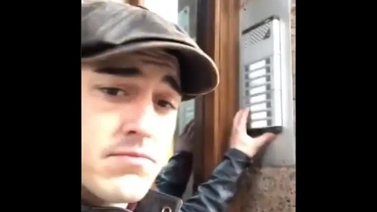 El tuitero Ahikar Azcona, en una secuencia del vídeo ARCHIVO