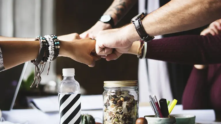 Una imagen que muestra a varias personas trabajando en equipo ARCHIVO