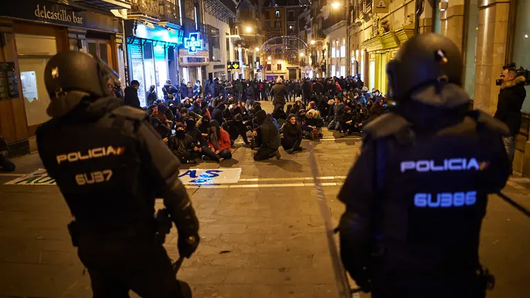 Carcas policiales contra los Okupas de Marques de Rozalejo que se han manifestado por las calles de Pamplona tras el desalojo. MIGUEL OSÉS