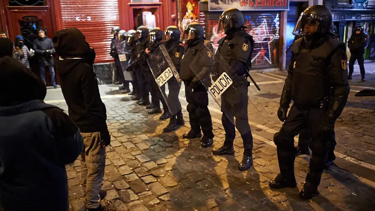 Carcas policiales contra los Okupas de Marques de Rozalejo que se han manifestado por las calles de Pamplona tras el desalojo. MIGUEL OSÉS 4
