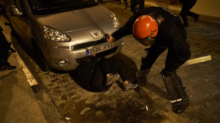 Carcas policiales contra los Okupas de Marques de Rozalejo que se han manifestado por las calles de Pamplona tras el desalojo. MIGUEL OSÉS 7