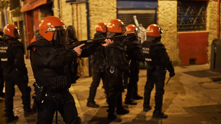 Carcas policiales contra los Okupas de Marques de Rozalejo que se han manifestado por las calles de Pamplona tras el desalojo. MIGUEL OSÉS 9