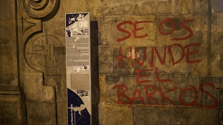 Pintadas en la fachada de la sede del PNV en Pamplona 4