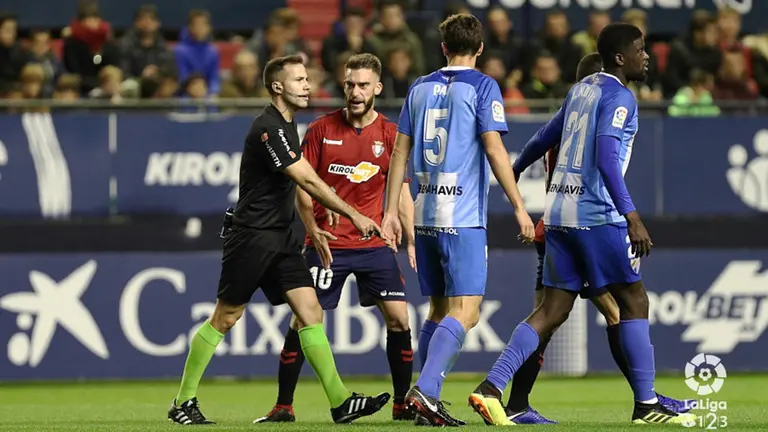 Roberto Torres habla con de la Fuente Ramos durante el partido Osasuna - Málaga en Pamplona. La Liga.