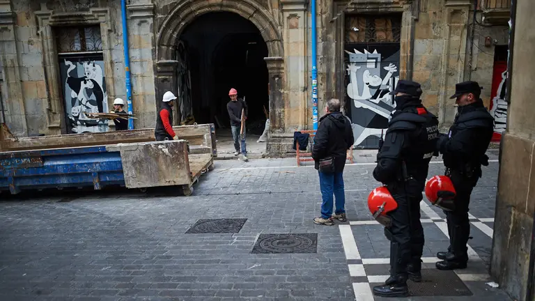 Limpieza del Palacio del Marqués de Rozalejo en Navarrería. MIGUEL OSÉS 2