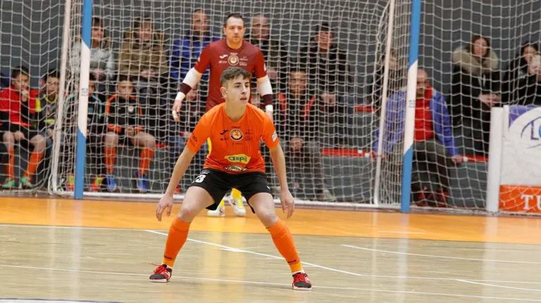 El navarro Uge por delante del portero Gustavo con el Ribera Navarra en Tudela. Photofutsal.