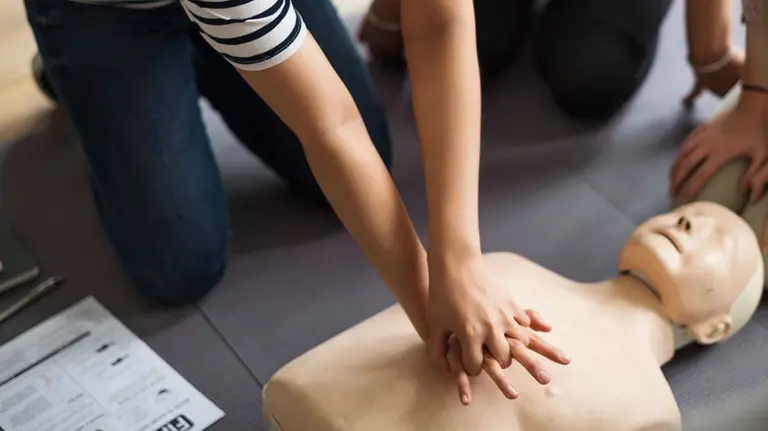 Una persona practica un mensaje cardiaco ARCHIVO