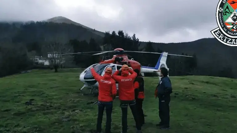 Miembros del equipo de vigilancia de la Ertzaintza, en el monte Ernio de Guipúzcoa EE