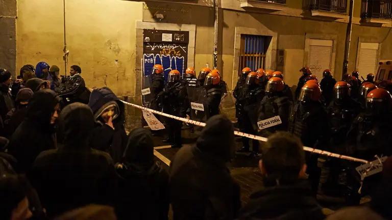 Segundo dia de disturbios tras el cierre y limpieza del Palacio de Marqués de Rozalejo. MIGUEL OSÉS 4