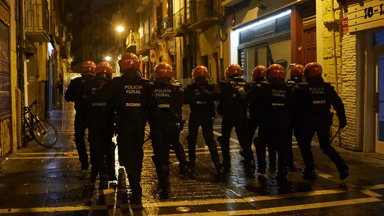 Segundo dia de disturbios tras el cierre y limpieza del Palacio de Marqués de Rozalejo. MIGUEL OSÉS 10