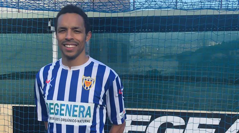 Valdo con la camiseta del equipo de Estella. Twitter CD Izarra.