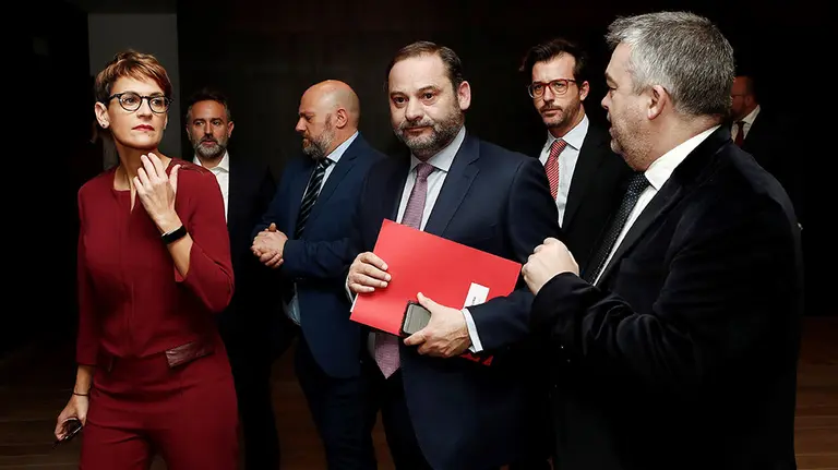 El ministro de Fomento, José Luis Abalos (c), acompañado por la secretaria general de los socialistas navarros María Chivite y el Secretario Ejecutivo de Coordinación Territorial de la CEF-PSOE, Santos Cerdán (d), ha participado hoy en Pamplona en el Foro Ser Navarra pronunciando una conferencia titulada "Proyecto de país: política de transporte". EFE/ Jesús Diges