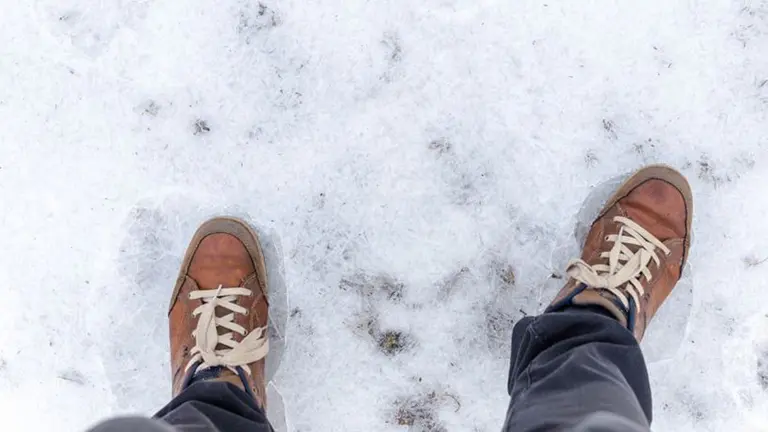 Una persona camina por el hielo ARCHIVO