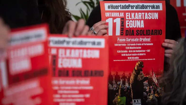 Varios colectivos sociales ofrecen una rueda de prensa para mostrar su apoyo a los huelguistas de Huerta de Peralta. MIGUEL OSÉS_2