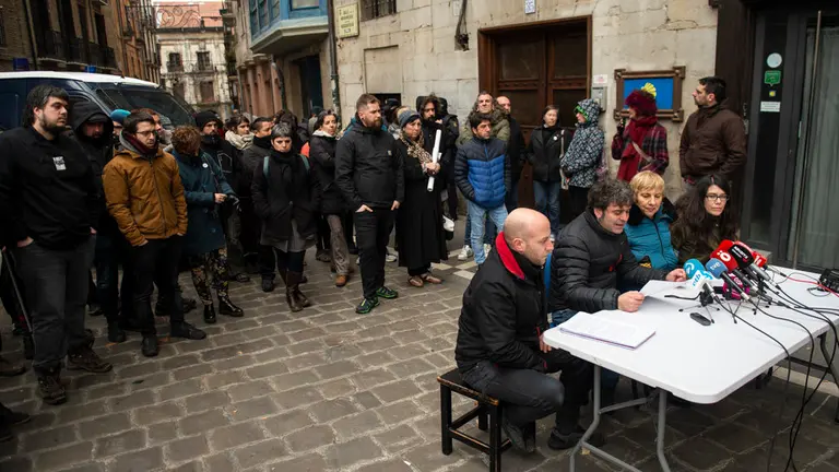 Rueda de prensa de comerciantes y hosteleros del Casco Viejo para criticar &#34;la desmesurada presencia policial&#34; ante el desalojo de los okupas de Rozalejo. MIGUEL OSÉS