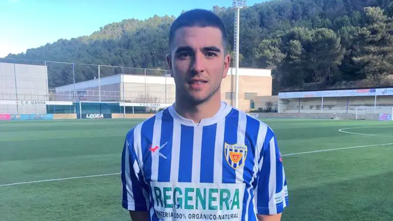 Javier Alonso con la camiseta del equipo estellés. Twitter CD Izarra.