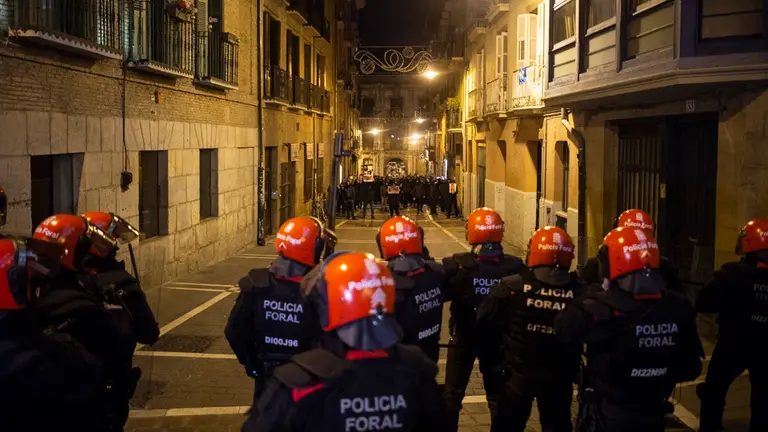 Los okupas del Palacio del Marqués de Rozalejo vuelvan contenedores para enfrentarse a la policía. MIGUEL OSÉS