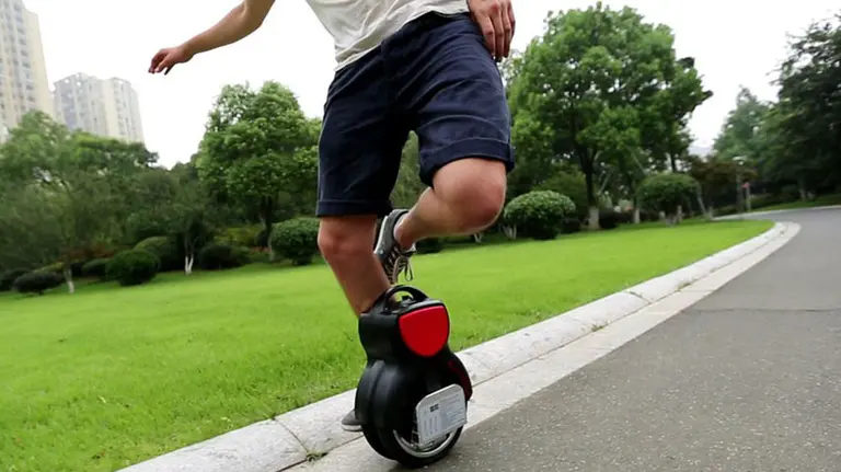 Imagen de un joven subido en un monociclo eléctrico circulando por la carretera ARCHIVO
