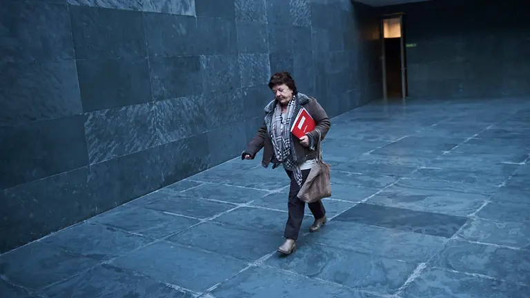 La concejera del interior Beaumont en el Atrio del parlamento momentos antes de entrar en la cámara. MIGUEL OSÉS