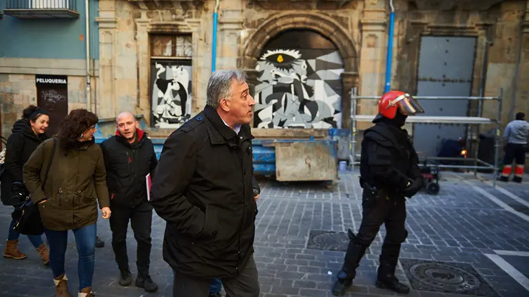 El alcalde de Pamplona Joseba Asirón visita las obras del cierre del Palacio Marqués de Rozalejo, okupado durante más de un año. MIGUEL OSÉS (2)