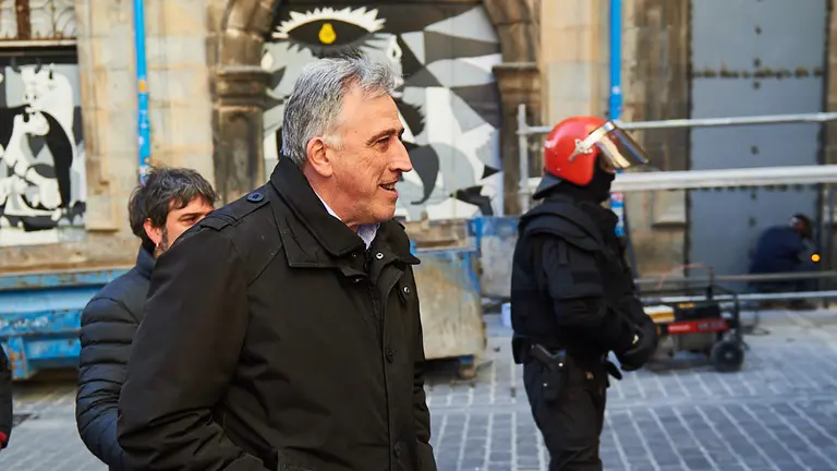 El alcalde de Pamplona Joseba Asirón visita las obras del cierre del Palacio Marqués de Rozalejo, okupado durante más de un año. MIGUEL OSÉS (3)