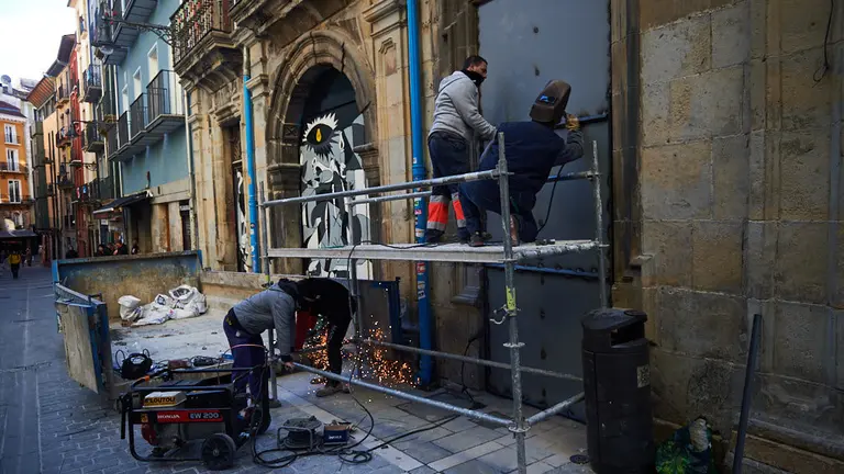 El alcalde de Pamplona Joseba Asirón visita las obras del cierre del Palacio Marqués de Rozalejo, okupado durante más de un año. MIGUEL OSÉS (8)