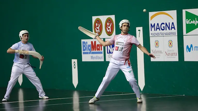 Los remontistas Javier Urriza y Josetxo Ezkurra en acción. Cedida