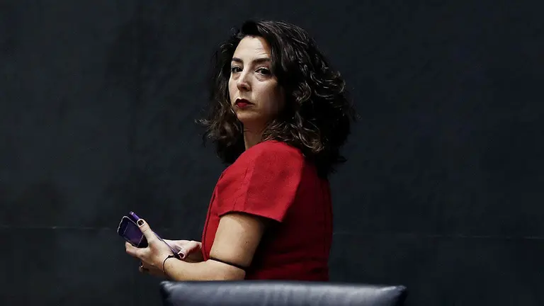 La parlamentaria de Orain Bai, Laura Pérez, en el inicio del pleno parlamentario que se celebra hoy con una sesión de control al gobierno, que llega precedida por la polémica existente en torno al grupo parlamentario de Podemos-Orain Bai, que deja en el aire el futuro de la presidenta del Parlamento Ainhoa Aznarez. Los partidos con representación parlamentaria han reiterado hoy sus posturas sobre la afección en la Cámara y en el mantenimiento de su presidenta de la crisis interna de Podemos, a la espera de conocer el informe de los servicios jurídicos y de la aceptación del recurso de UPN contra el mismo. EFE/ Jesús Diges