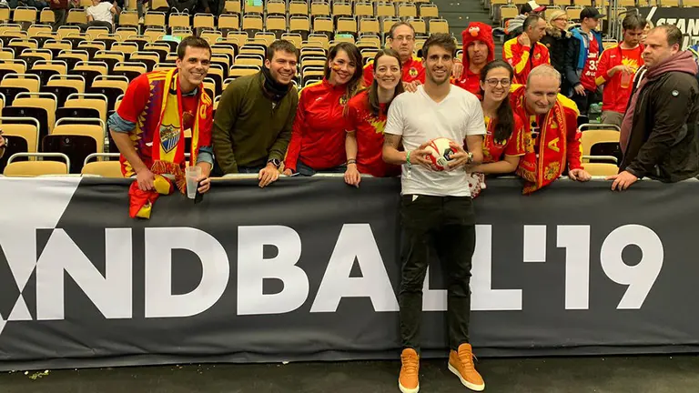 Javi Martínez posa con los aficionados de la selección española Twitter RFEBM.