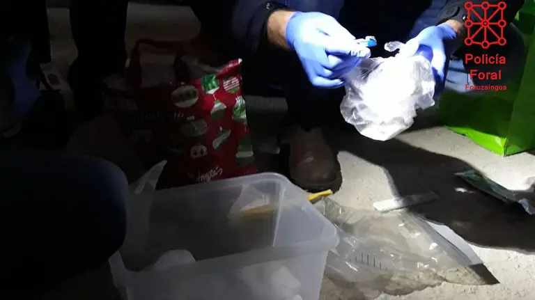 Agentes recogiendo pruebas de la vivienda de la sospechosa GOBIERNO DE NAVARRA