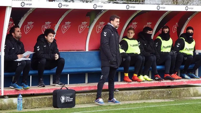 Santiago Castillejo en el banquillo de Osasuna en Tajonar