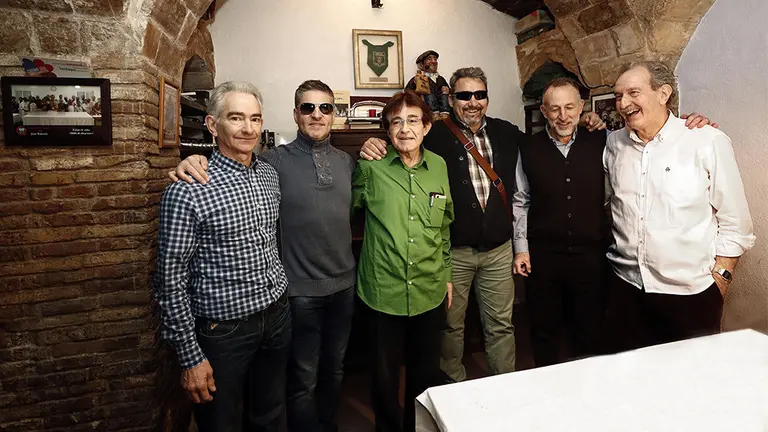 GRAF7931. PAMPLONA, 13/01/2019.- Los tres monta&ntilde;eros ciegos, Seraf&iacute;n Zubiri (2i), Alfonso Fidalgo (3d) y Javier S&aacute;inz de Murieta (2d) posan junto a sus gu&iacute;as Josema Casimiro (i), Carmelo Larumbe (d) y Javier Garayoa (3i), en una reuni&oacute;n que han mantenido en Pamplona para celebrar el 25 aniversario de una ascensi&oacute;n que hizo historia, coronar el Aconcagua ( 6,059 metros). Una cordada de ocho personas encabezada por el monta&ntilde;ero navarro Mari Abrego alcanz&oacute; la cima el 15 de enero de 1994, la primera vez que tres ciegos hicieron cumbre en esta monta&ntilde;a en la frontera de Argentina con Chile. EFE/Jes&uacute;s Diges