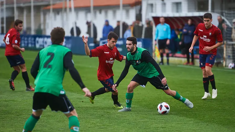 El Osasuna Promesas se enfrenta en un derby navarro al Beti Onak en Tajonar. MIGUEL OSÉS 6
