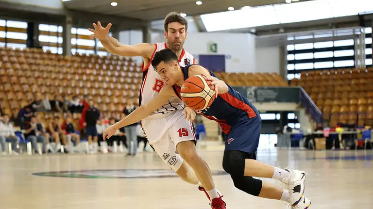 Iñaki Narros en una acción defensiva ante el equipo de Vitoria Foto Twitter Baskonia