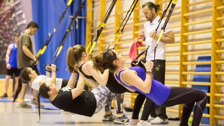 Varios jóvenes realizan diversas actividades deportivas UPNA