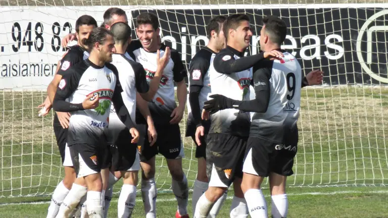 Los jugadores del Tudelano celebran un gol al Athletic. Foto web CD Tudelano.