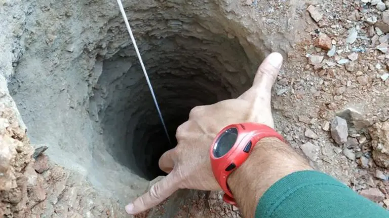 El pozo por el que ha caído un niño de dos años BOMBEROS DE MÁLAGA