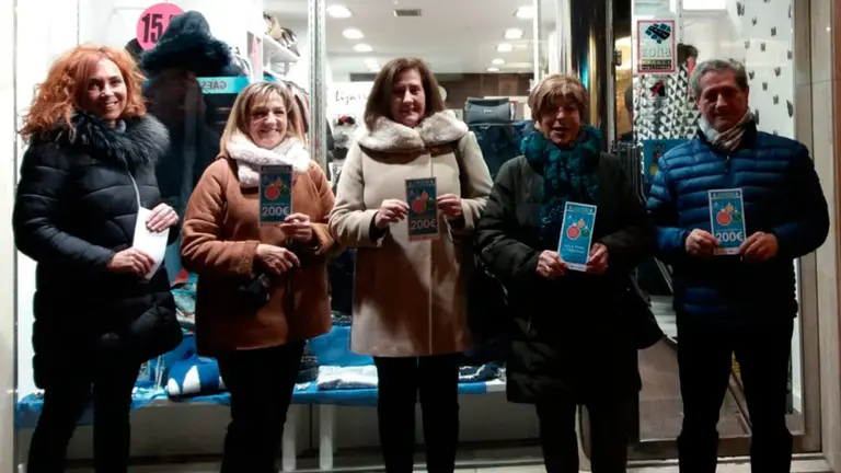Los premiados en la zona comercial de la calle Martín Azpilcueta de Pamplona. CEDIDA