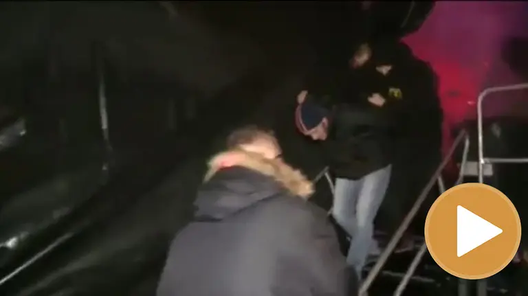 Momento en el que es detenido el desconocido que apuñaló al alcalde polaco de Gdansk player TWITTER