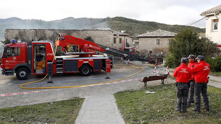 GRAFCAV829. PAMPLONA, 14/01/2019.- Bomberos del Gobierno de Navarra y agentes de la Policía Foral trabajan en el incendio que esta madrugada ha calcinado una vivienda en la localidad de Artaiz (Unciti) donde a estas horas se procede al desescombro de la vivienda para descartar o confirmar la posibilidad de que estuviera en el interior cuando se ha declarado el incendio. EFE/Villar López