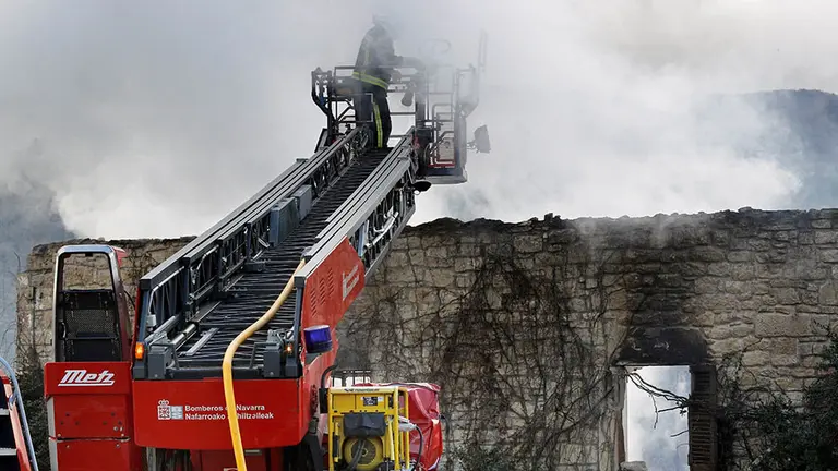 GRAFCAV830. PAMPLONA, 14/01/2019.- Bomberos del Gobierno de Navarra y agentes de la Policía Foral trabajan en el incendio que esta madrugada ha calcinado una vivienda en la localidad de Artaiz (Unciti) donde a estas horas se procede al desescombro de la vivienda para descartar o confirmar la posibilidad de que estuviera en el interior cuando se ha declarado el incendio. EFE/Villar López