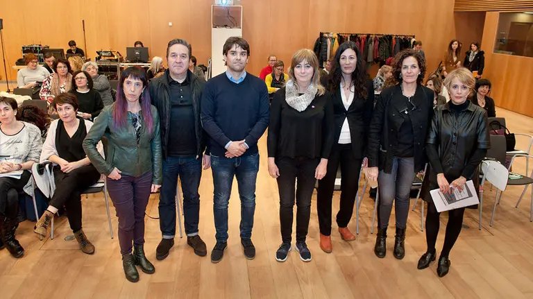 Pablo Azcona, presidente de la Federación Navarra de Municipios y Concejos;  Ana Ollo, consejera de Relaciones Institucionales; Paula Gutiérrez, periodista; Itziar Gómez, concejala y Pili Kaltzada, periodista, durante el comienzo del Foro de Mujeres Políticas en Entidades Locales de Navarra. GOBIERNO DE NAVARRA