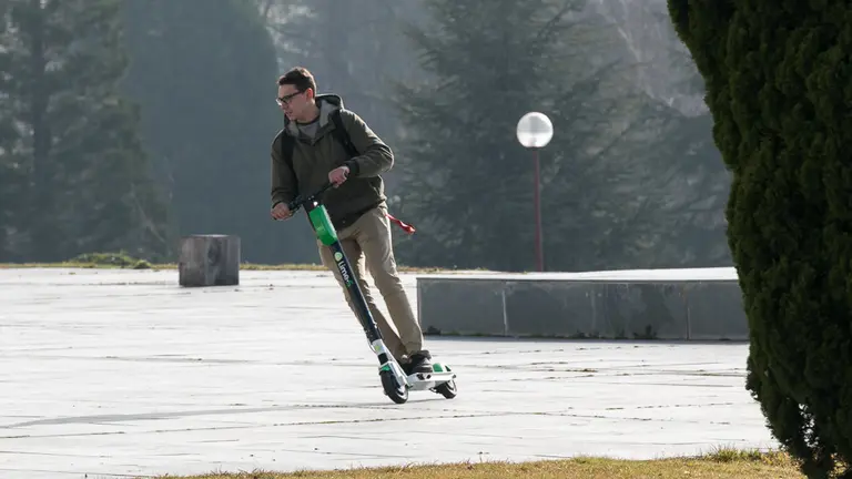 Un joven utiliza un patinete eléctrico de alquiler en el campus de la Universidad de Navarra (03). IÑIGO ALZUGARAY