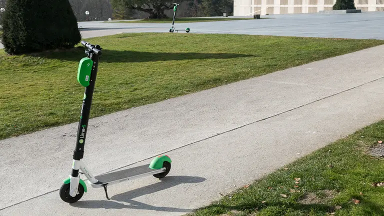 Patinetes eléctricos de alquiler en el campus de la Universidad de Navarra (01). IÑIGO ALZUGARAY