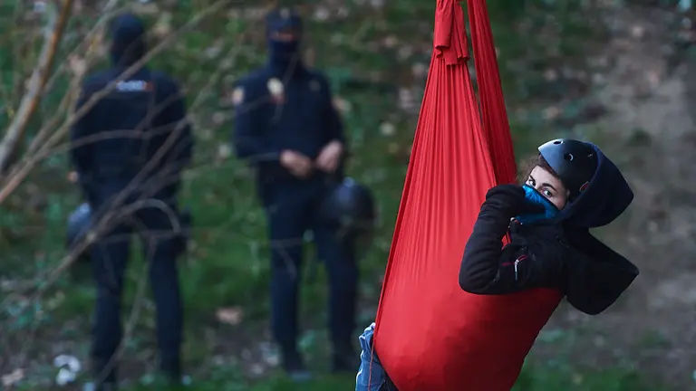 Dos chicas se han colgado del punte del Vergel en la Rochapea en protesta por el desalojo del palacio Marqués de Rozalejo en Pamplona MIGUEL OSÉS 1 (1)