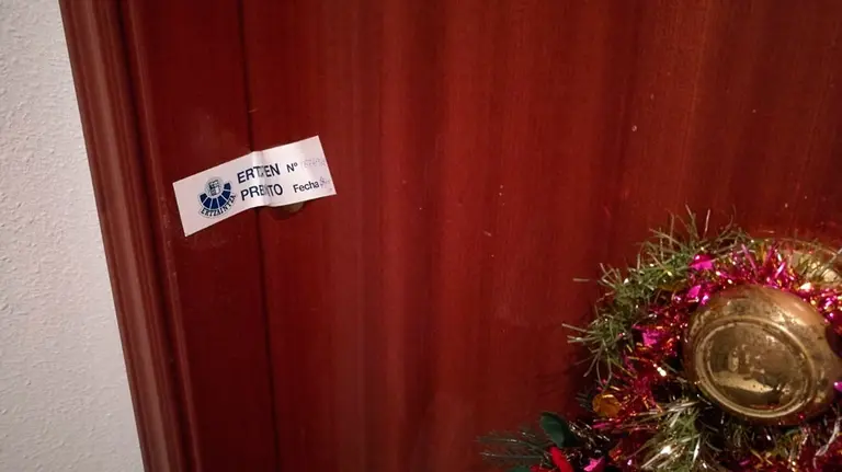 Imagen precintada de la puerta de una vivienda. EUROPA PRESS