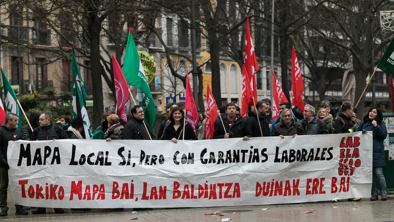 Concentración, convocada por ELA, LAB, UGT y CCOO, de rechazo a la reforma del Mapa Local. IÑIGO ALZUGARAY