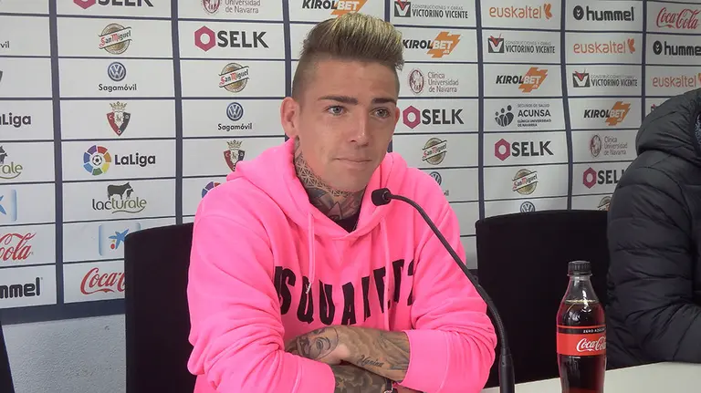 Brandon Thomas en una rueda de prensa en Tajonar