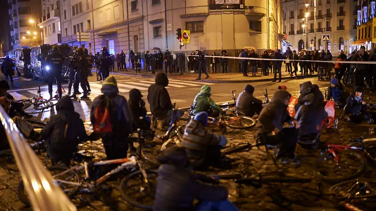 Los radicales de Marqués de Rozalejo cortan una calle en Pamplona. MIGUEL OSÉS 1