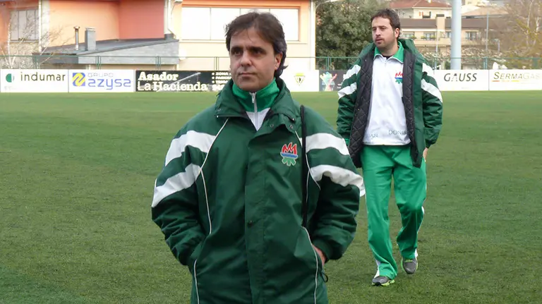 Alfredo Ibero "Bebeto" con el chandal del San Juan en Mutilva.